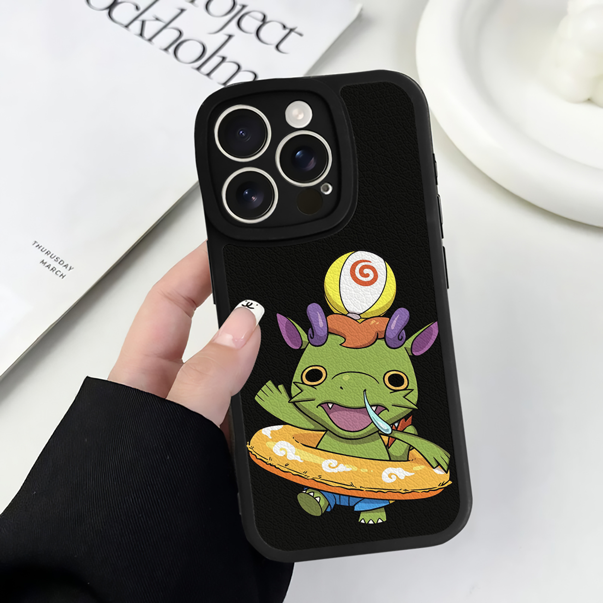 （画像用） 妖怪ウォッチ Yo-kai Watch 【iPhone 16シリーズ対応】シリコンスマホケース（レザー調） 材質：シリコン